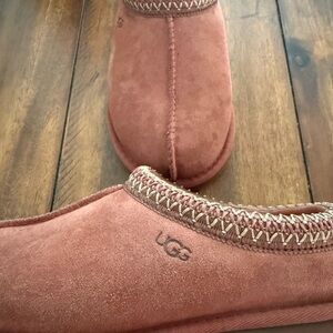 UGG  limited edition Suede Slippers with Plush Comfort maroonish color❤️❤️💕🩷